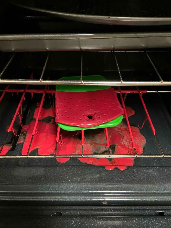A mi esposa le gusta guardar cosas en el horno. A mí no. Por eso no lo reviso