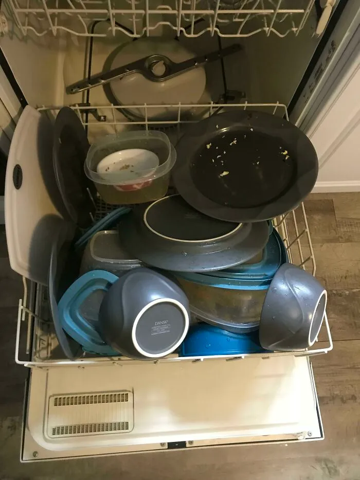 Cuando le pides a tu marido que llene el lavavajillas