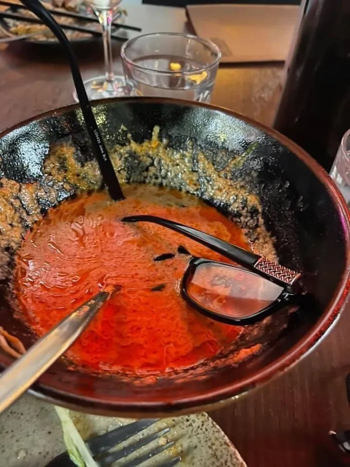 Berenjenas al curry con gafas de lectura