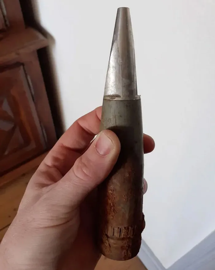 Munición con una extraña punta brillante, ¿podría ser de 30 mm? Preocupado por si está inerte o no. Encontrado en un glaciar en Suiza