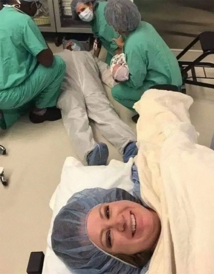Marido "apoyando" a su esposa durante el parto