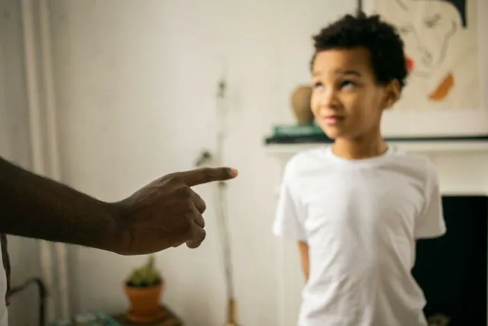 30 Cosas ridículas que los padres te inculcaron de pequeño, compartidas en este hilo