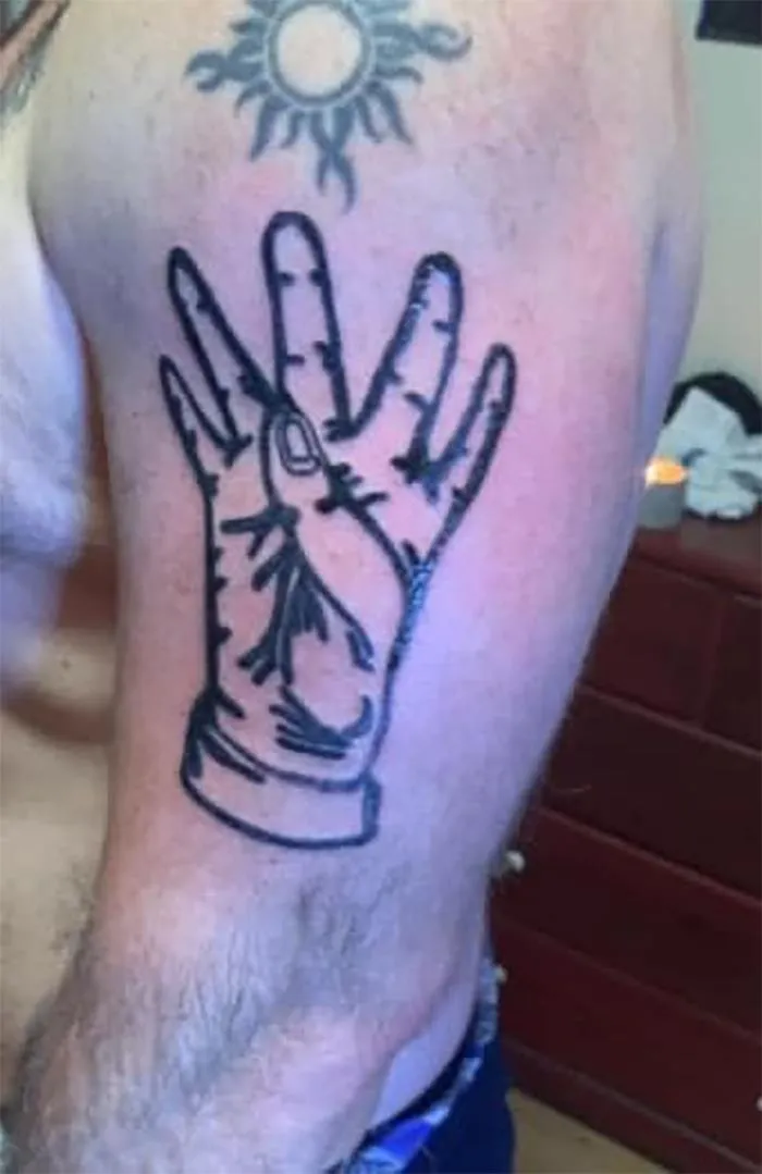 Hallé esto en la página de un artista local… realmente espero que la persona que lo lleva por lo menos haya pedido que tenga 6 dedos
