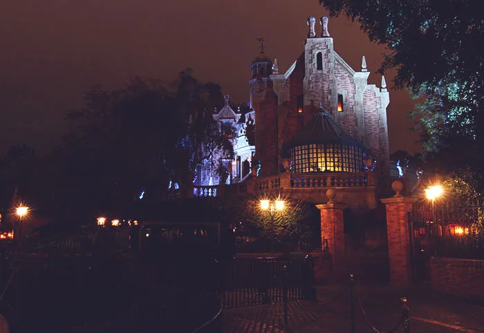 Disney Theme Park Employees Reveal Things They Love And Hate About It (30 Posts)
