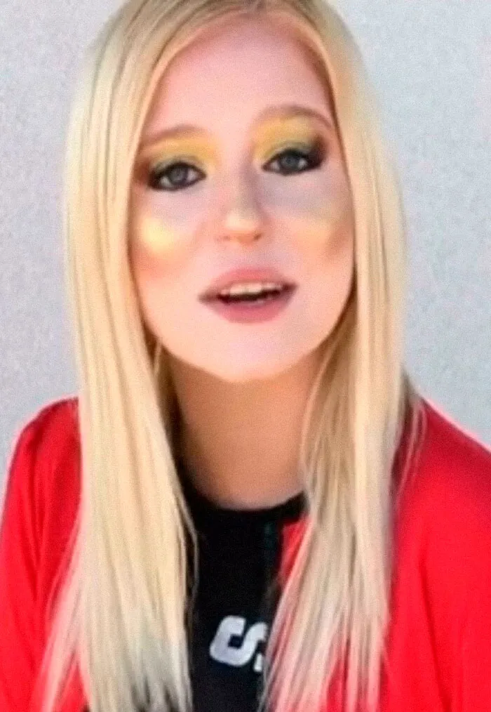 Suele hacer buenos looks de maquillaje pero, en esta ocasión, la luz exterior no la favorece 