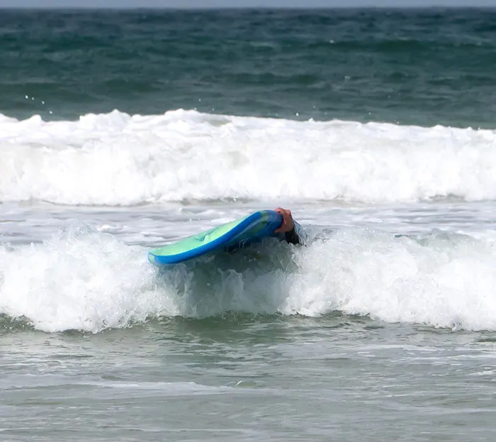 Mi novio europeo surfeando en Australia