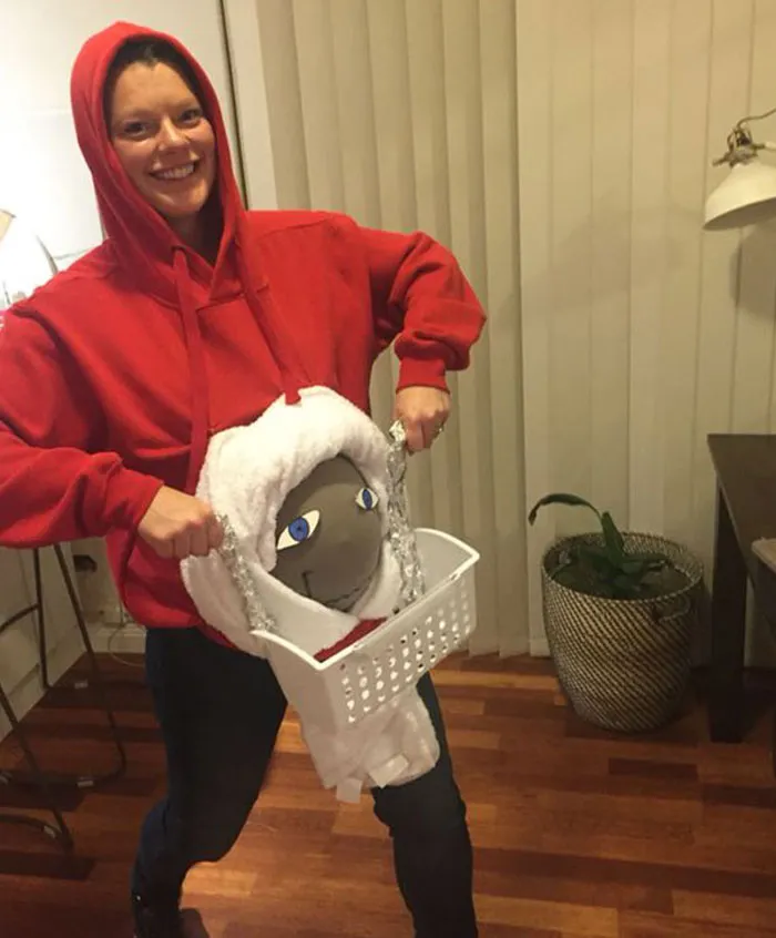 Mi vientre de embarazada como un disfraz de E.T.