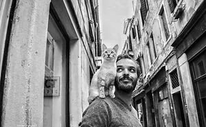 I Take Photographs Of People With Their Cats In Venice, Italy, And Here Are The Best 20 Pics