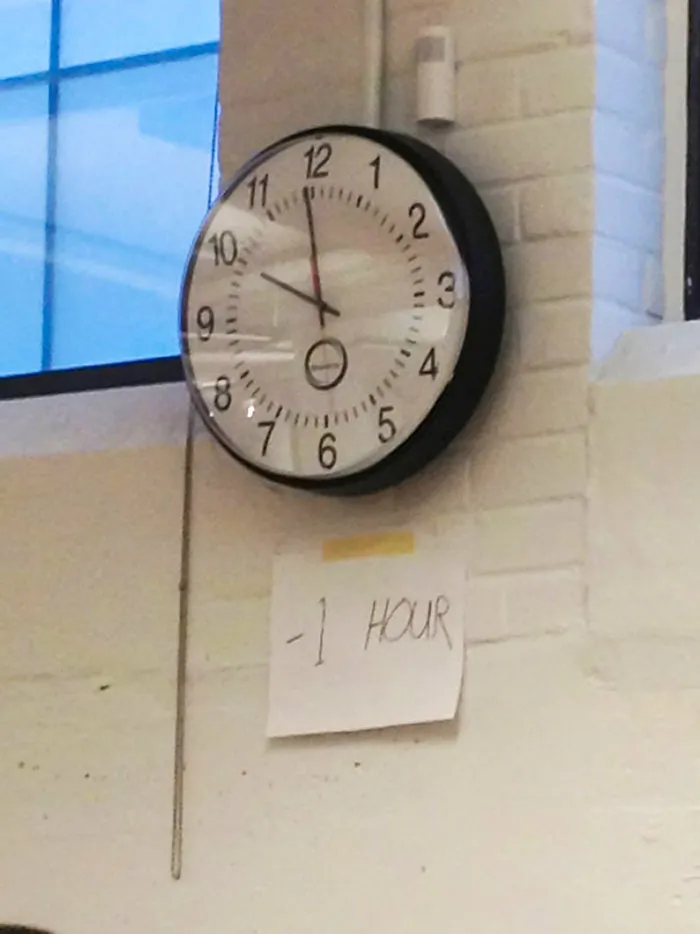 Perezosa puesta en hora del reloj