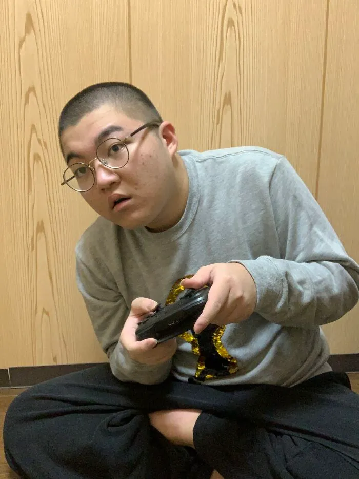 Guy Who Leans In As His Mario Kart Character Turns A Curve