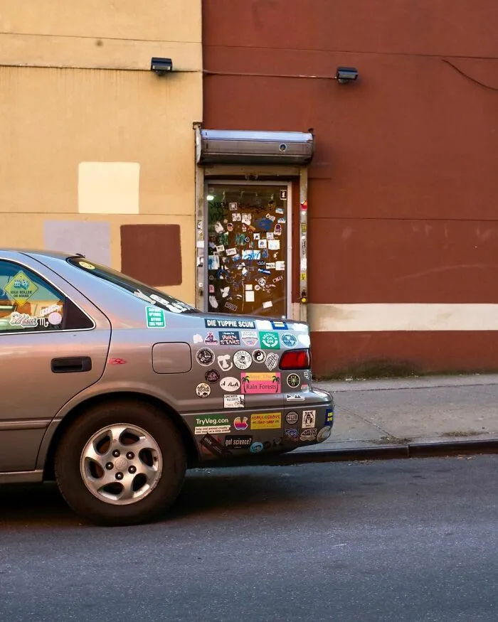 40 Fotos de las curiosas concidencias que se encuentran en las aceras de Nueva York, por Eric Kogan