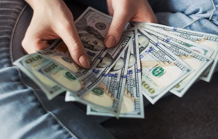 People Who Grew Up Poor Share The Subtle Signs That Show A Person Is Rich (30 Answers)