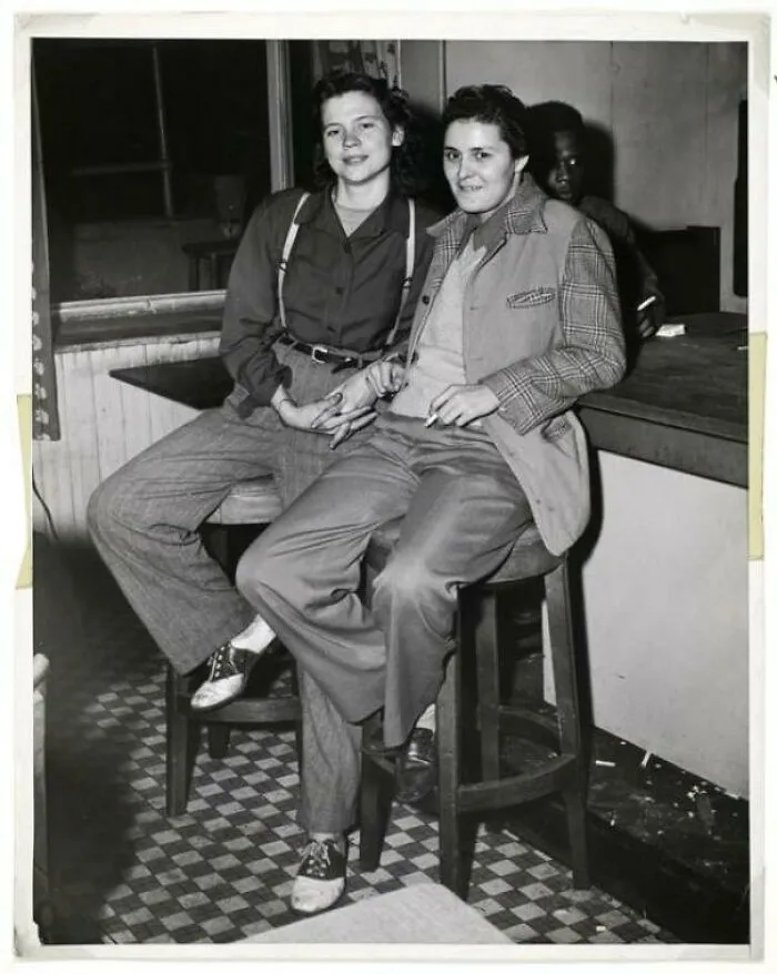 Dos mujeres en un bar, Nueva York, alrededor de 1945. Foto de Weegee