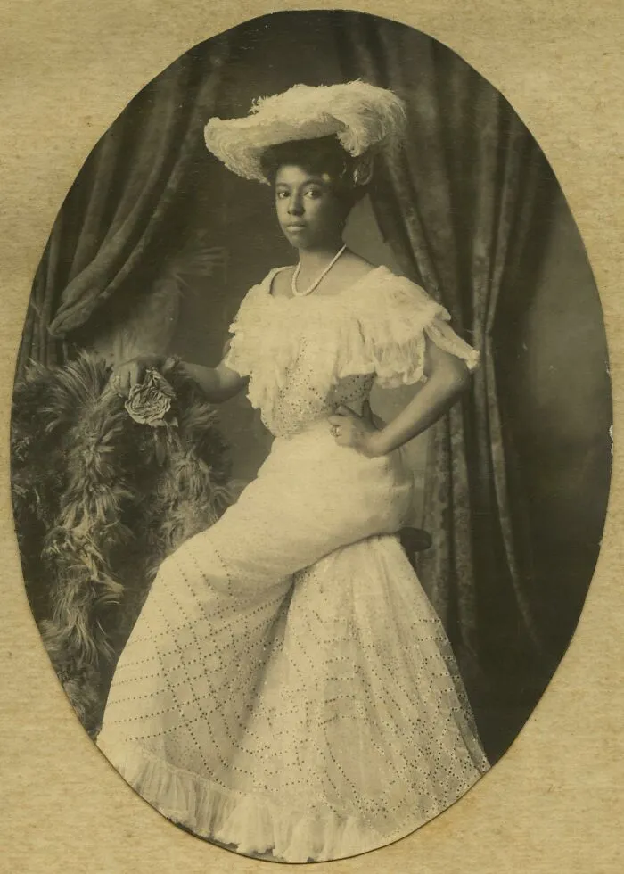 Una joven posando para un retrato de estudio, Kentucky, alrededor de 1890-1910