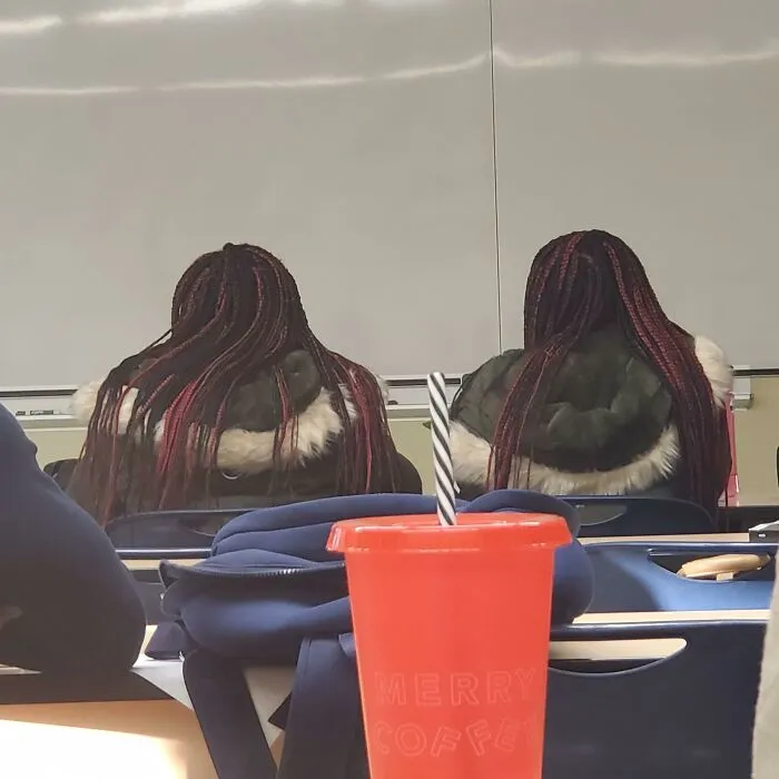 Estas dos chicas han aparecido hoy en clase