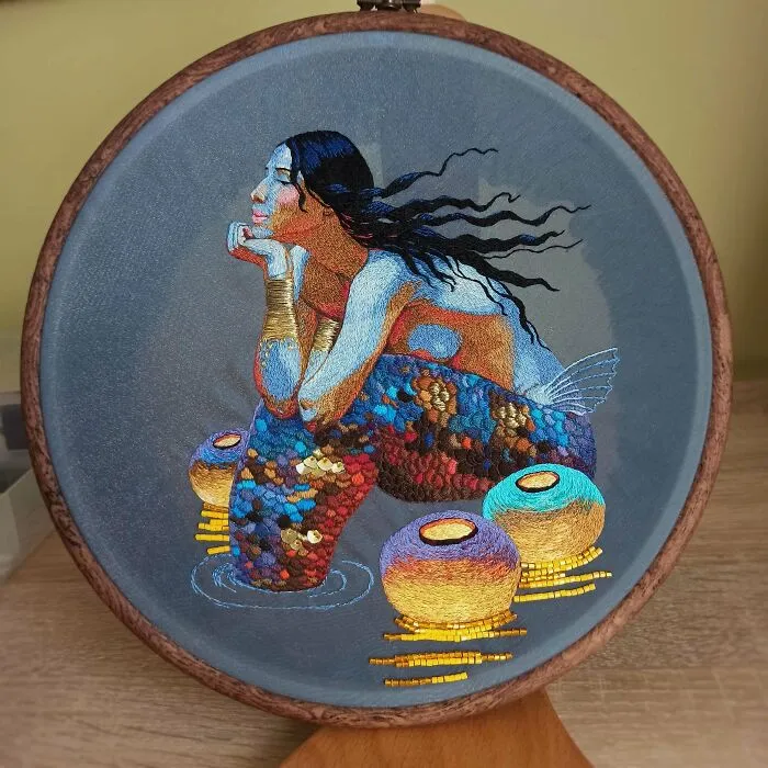 ¡Al fin está terminado! Bueno, no he preparado la parte trasera todavía, pero no podía esperar más para compartirlo :) El bordado está inspirado en las pinturas de sirenas de Victor Nizovtsev. La segunda foto la tomé por la noche para que se notara mejor la forma en la que brillan los colores