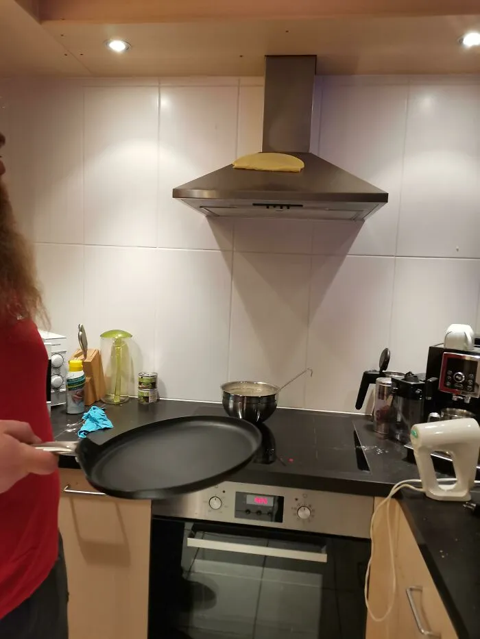 El intento de mi novio de dar la vuelta a un crepe no fue demasiado bien