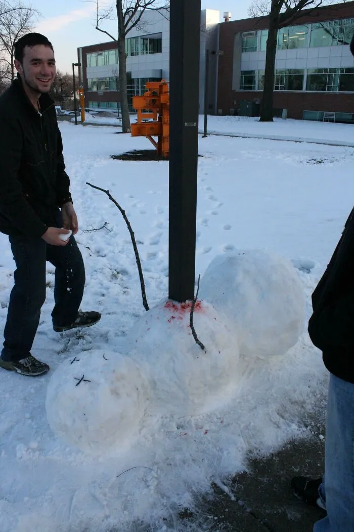 Hoy hemos hecho este muñeco de nieve y no creo que salga de esta