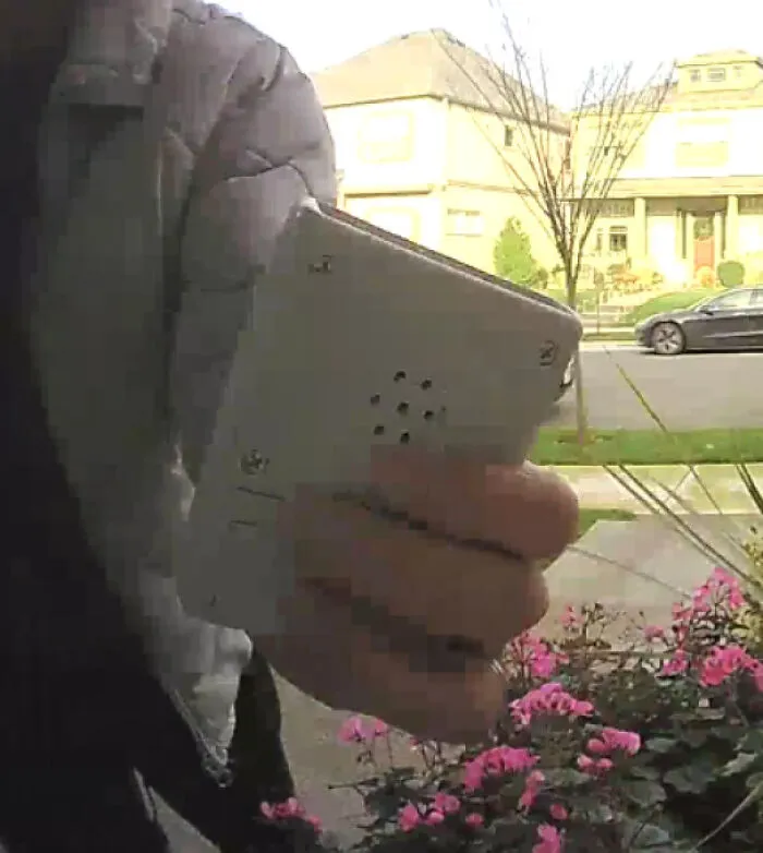 Mis vecinos compartieron un inquietante vídeo de una mujer que acercaba este dispositivo a su timbre. Se acercó, lo sostuvo directamente frente a la cámara mientras hacía un ruido de clic/zumbido y luego se fue rápidamente. ¿Alguna idea de lo que podría ser o si deberíamos preocuparnos?