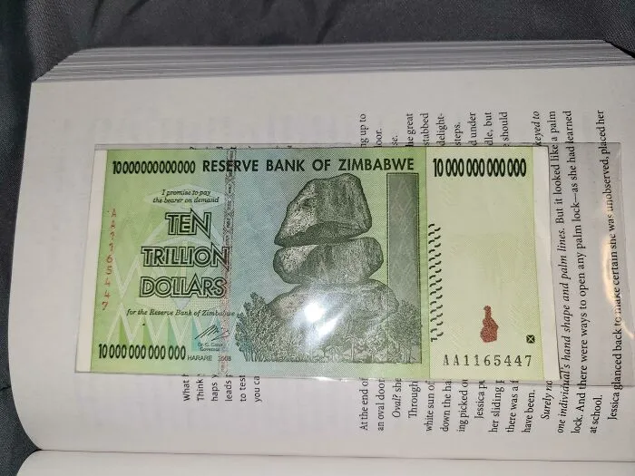 Mi billete de 10 trillones de dólares de Zimbabue que uso como separador de libros