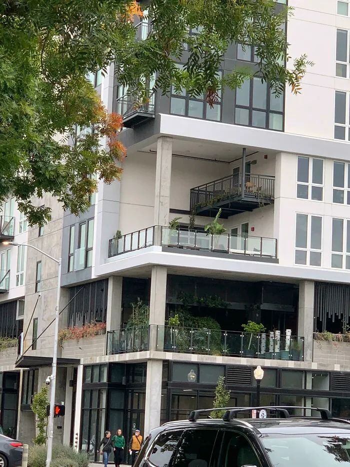 Este balcón tiene un balcón en él