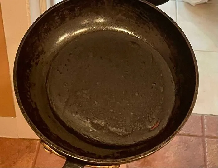 Mi padre quemó un crepe tanto que se camufló con la sartén negra