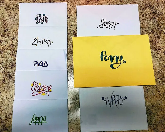 Mi jefe me paga por escribir los nombres de las tarjetas de cumpleaños, de agradecimiento, etc.