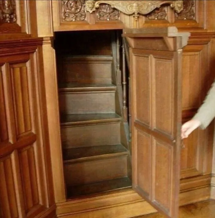 Probablemente me golpearía la cabeza con el marco de la puerta