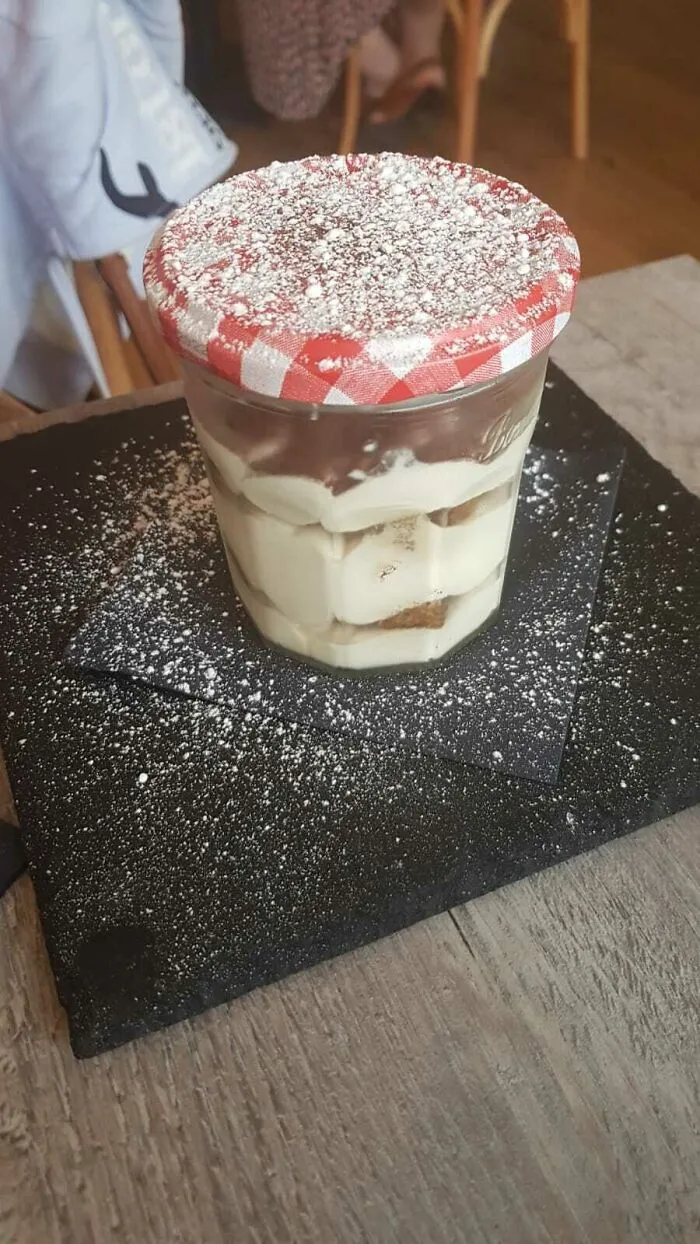 Un amigo pidió tiramisú en Escocia. ¿Por qué el azúcar en la tapa?