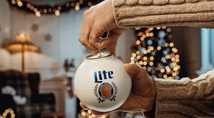 Lata de cerveza que se convierte en un  adorno de árbol de Navidad