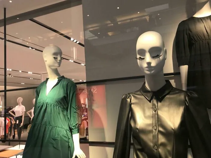 Put The Eyelashes On The Mannequins, Boss