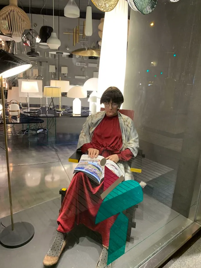 Este maniquí hiperrealista en el escaparate de una tienda