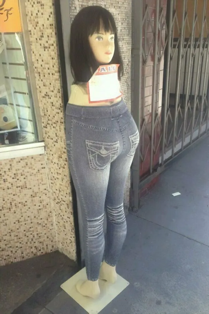 ¿Es realmente necesaria la cabeza del maniquí para vender los vaqueros?