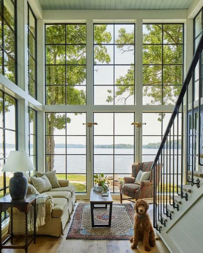 Lake House With Floor-To-Ceiling Windows On The Shores Of Chickamauga Lake, Tennessee