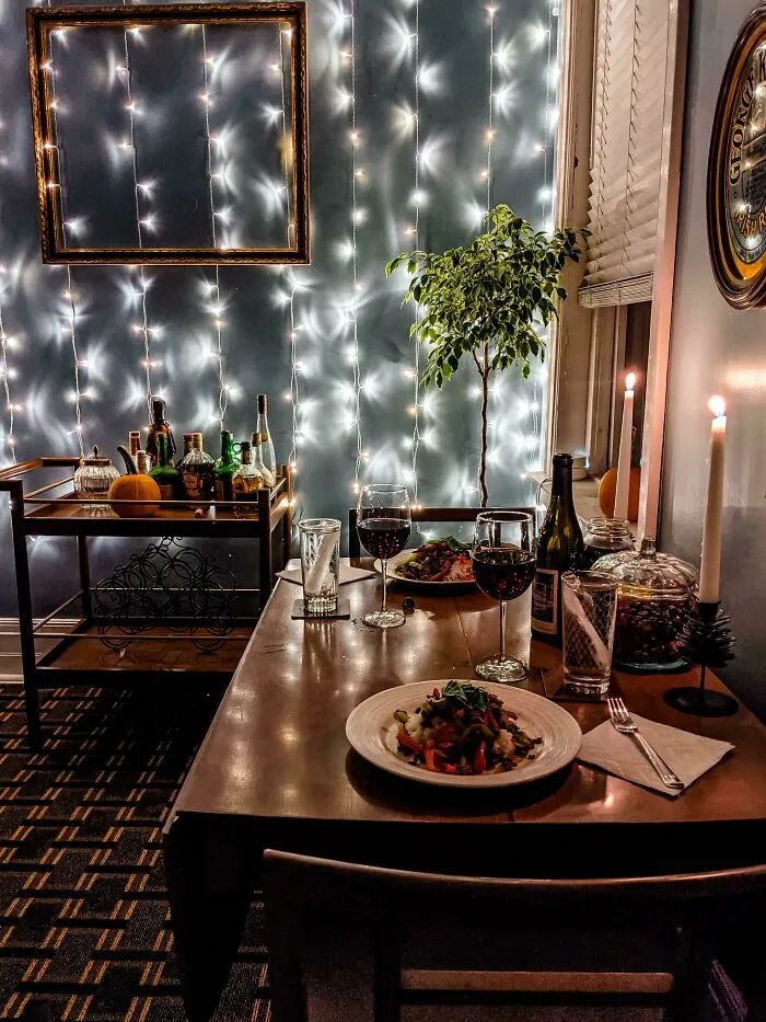 Nunca tuvimos un comedor hasta nuestra nueva casa, anoche fue nuestra primera cena en una mesa propia en cuatro años