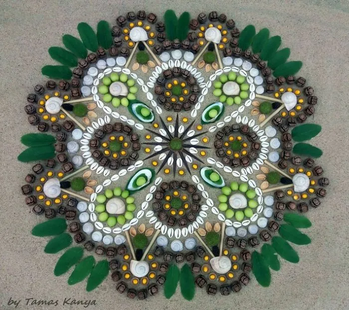 I’m A Land Artist And I Make Mandalas From The Seasonal Materials I Find On My Walks (29 Pics)