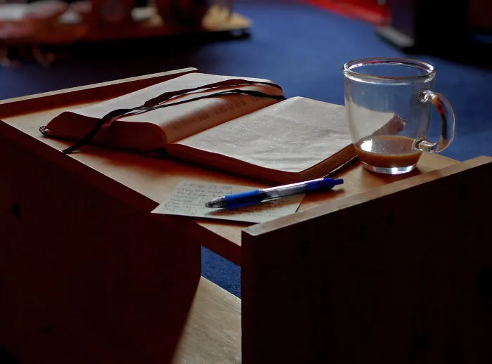 Una persona preguntó en las redes: “¿Qué cosas se cree que están en la Biblia cuando, en realidad, no es así?”, y estas 20 personas respondieron