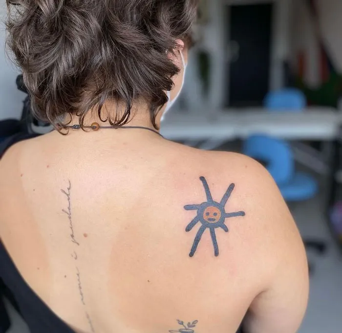 Esta tatuadora es conocida por no saber dibujar y por eso a la gente le gustan tanto sus diseños (32 fotos)