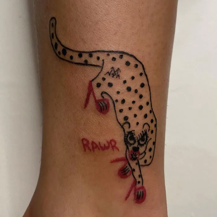 Esta tatuadora es conocida por no saber dibujar y por eso a la gente le gustan tanto sus diseños (32 fotos)
