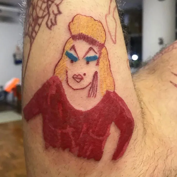 Esta tatuadora es conocida por no saber dibujar y por eso a la gente le gustan tanto sus diseños (32 fotos)