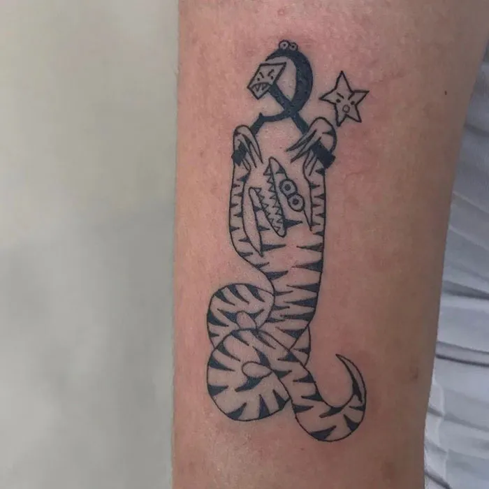Esta tatuadora es conocida por no saber dibujar y por eso a la gente le gustan tanto sus diseños (32 fotos)