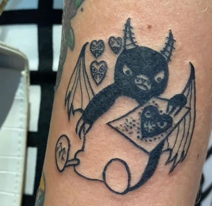 Esta tatuadora es conocida por no saber dibujar y por eso a la gente le gustan tanto sus diseños (32 fotos)