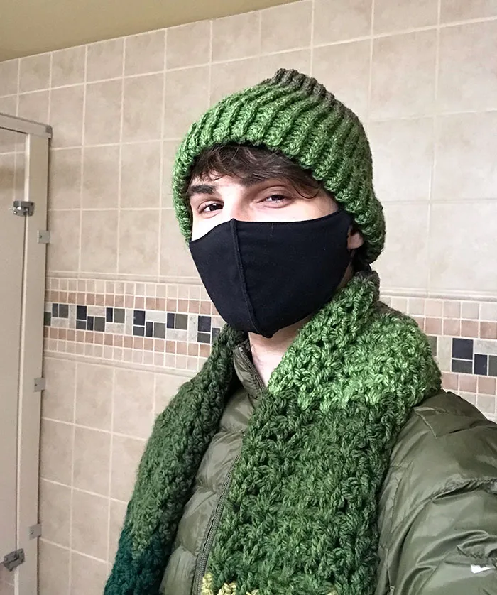 He estado yendo al trabajo en bicicleta con el frío todas las mañanas, mi compañera de trabajo se dio cuenta y me hizo esta bufanda y gorro