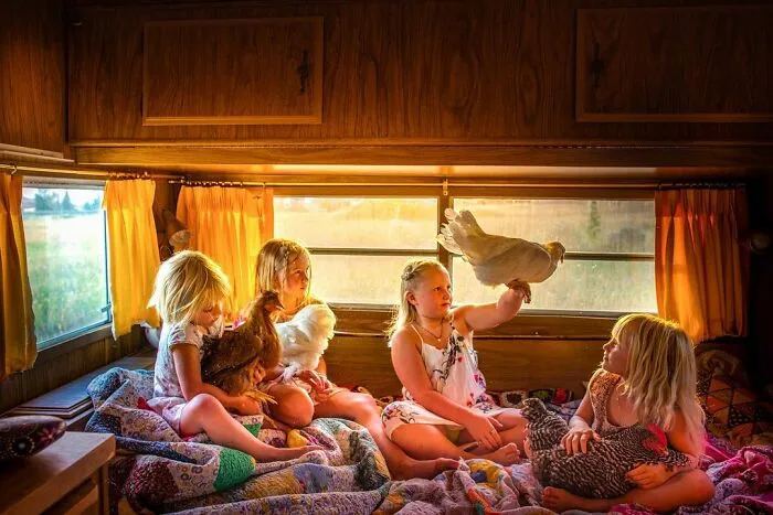 Esta fotógrafa retrata a personas en sus dormitorios para mostrar sus distintas formas de vivir (20 nuevas fotos)