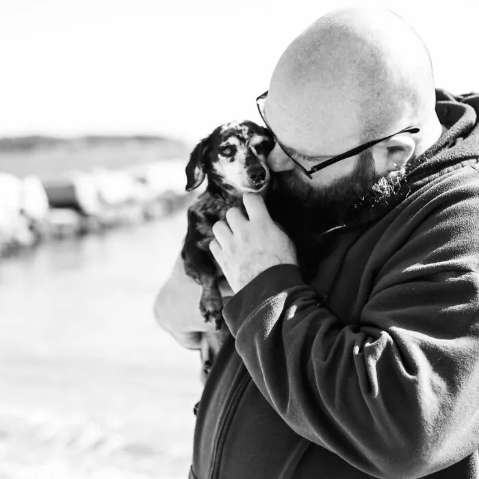 This Photographer Captures The Touching Moments Of People Saying Goodbye To Their Pets (17 Pics)