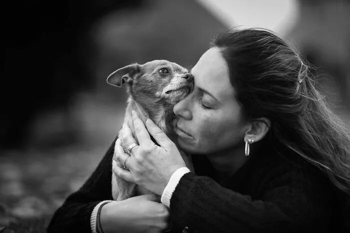 This Photographer Captures The Touching Moments Of People Saying Goodbye To Their Pets (17 Pics)