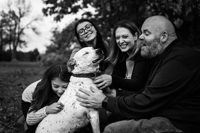 This Photographer Captures The Touching Moments Of People Saying Goodbye To Their Pets (17 Pics)