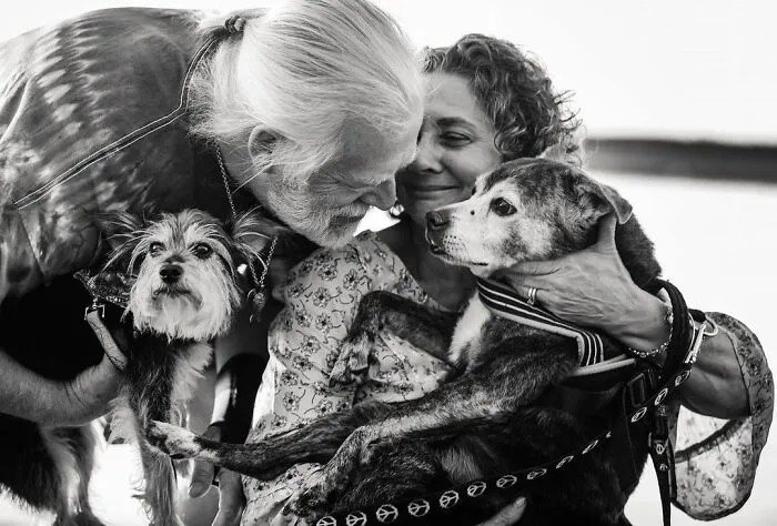 This Photographer Captures The Touching Moments Of People Saying Goodbye To Their Pets (17 Pics)