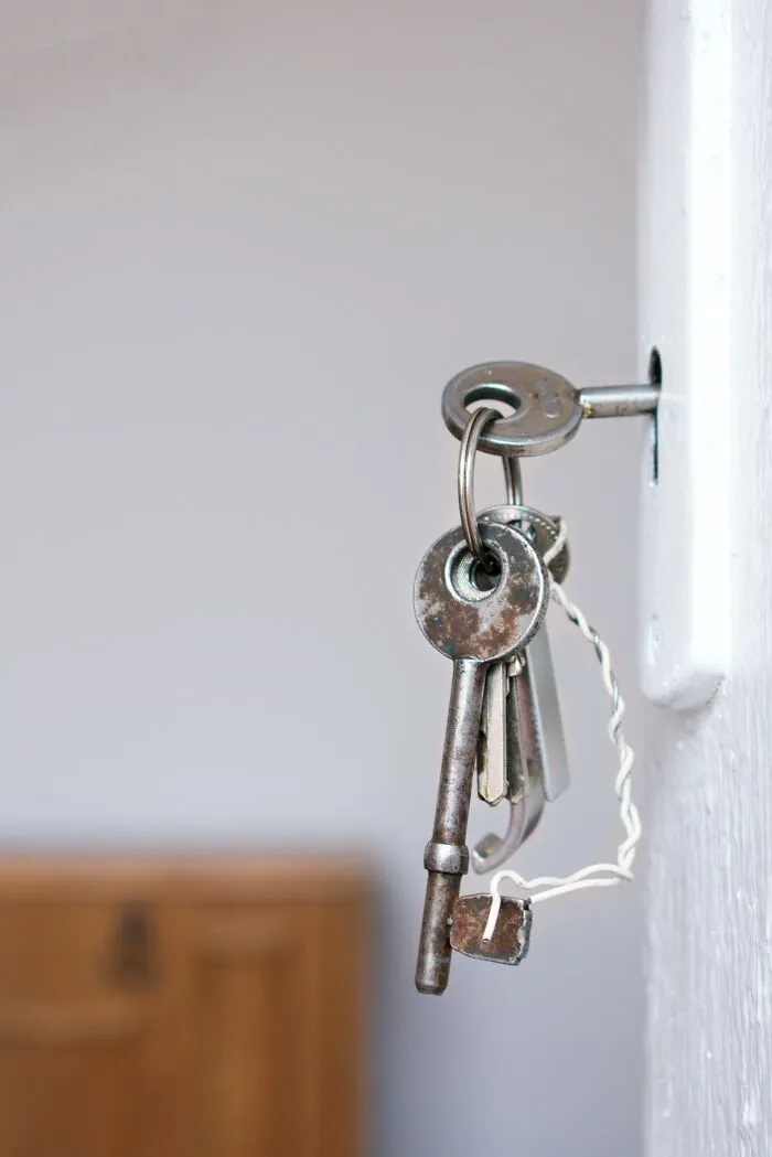 30 Times Guests Saw Some Pretty Creepy Things When They Went To Visit Someone