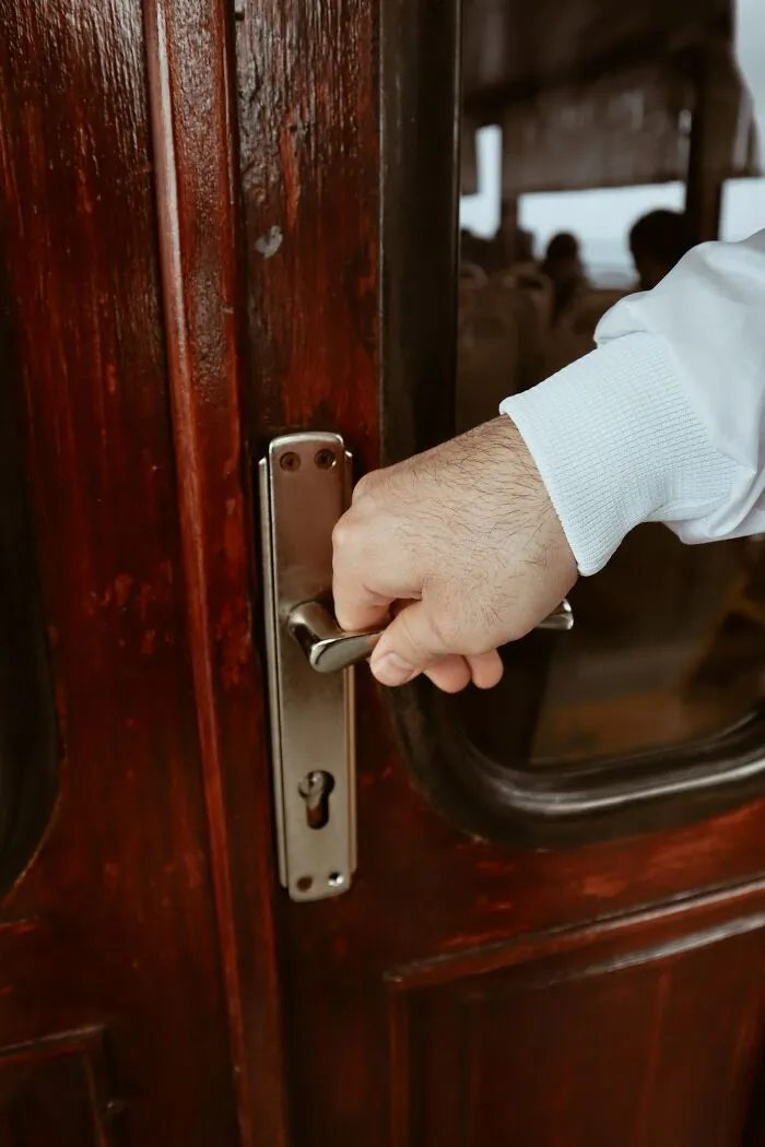 30 Times Guests Saw Some Pretty Creepy Things When They Went To Visit Someone